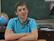 Twink pornstar Robbie Hart is sitting at a desk in a classroom and he's chatting all about his sexual experiences gay and twinks and bears at Tea